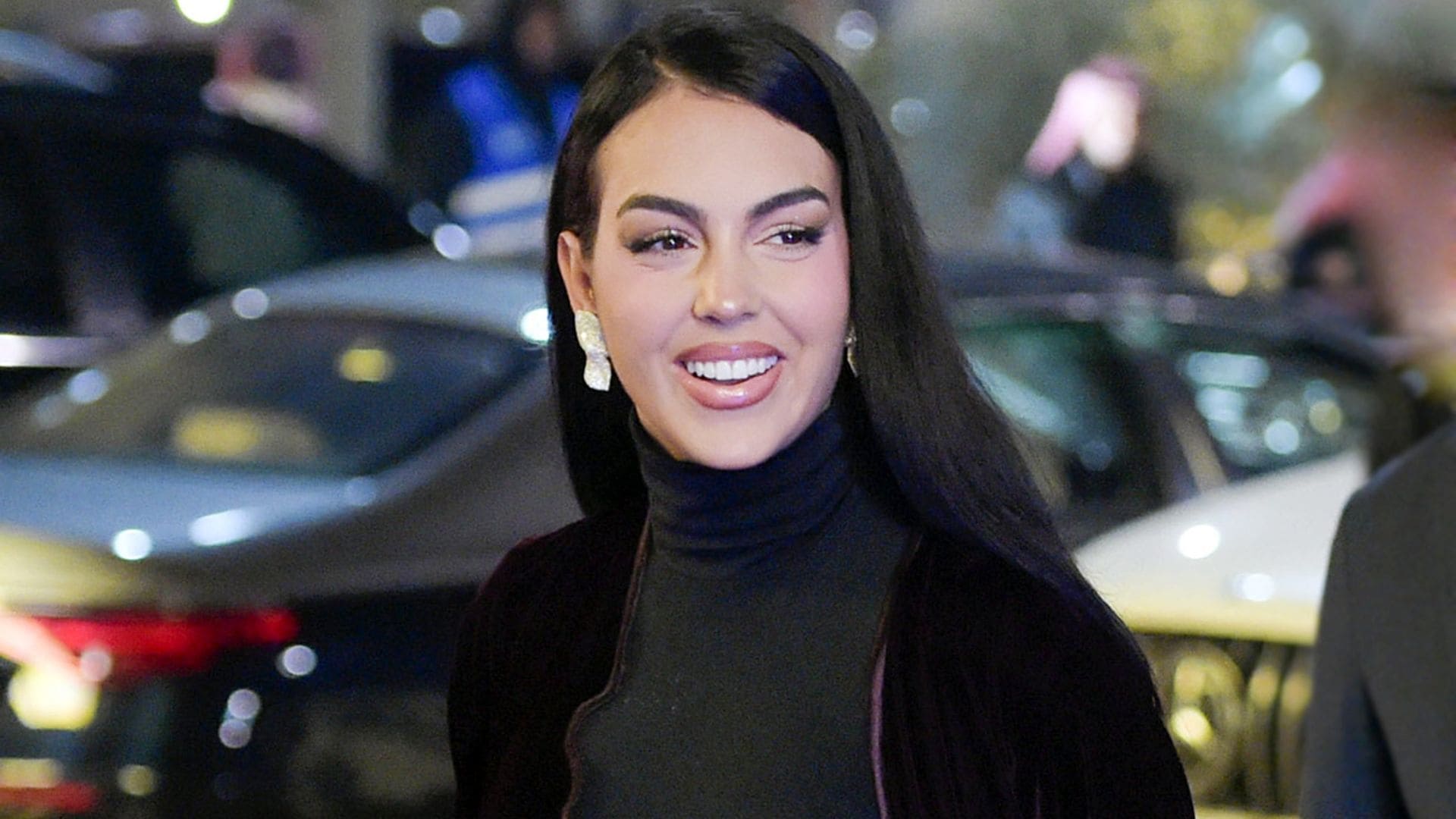 Una abaya de terciopelo y pendientes de 47.000 euros: el look con el que Georgina ha causado sensación en Arabia Saudí