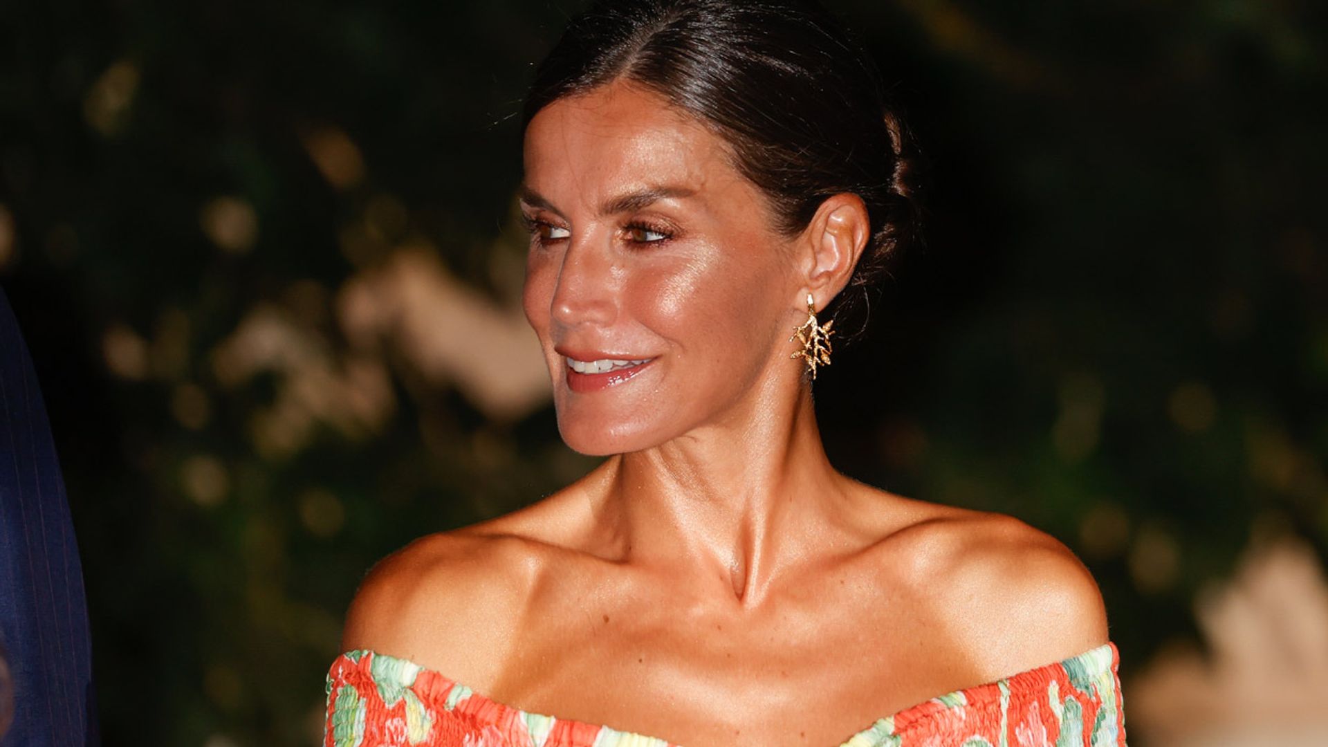 Doña Letizia impacta con un nuevo vestido de escote 'Bardot' y estampado cactus