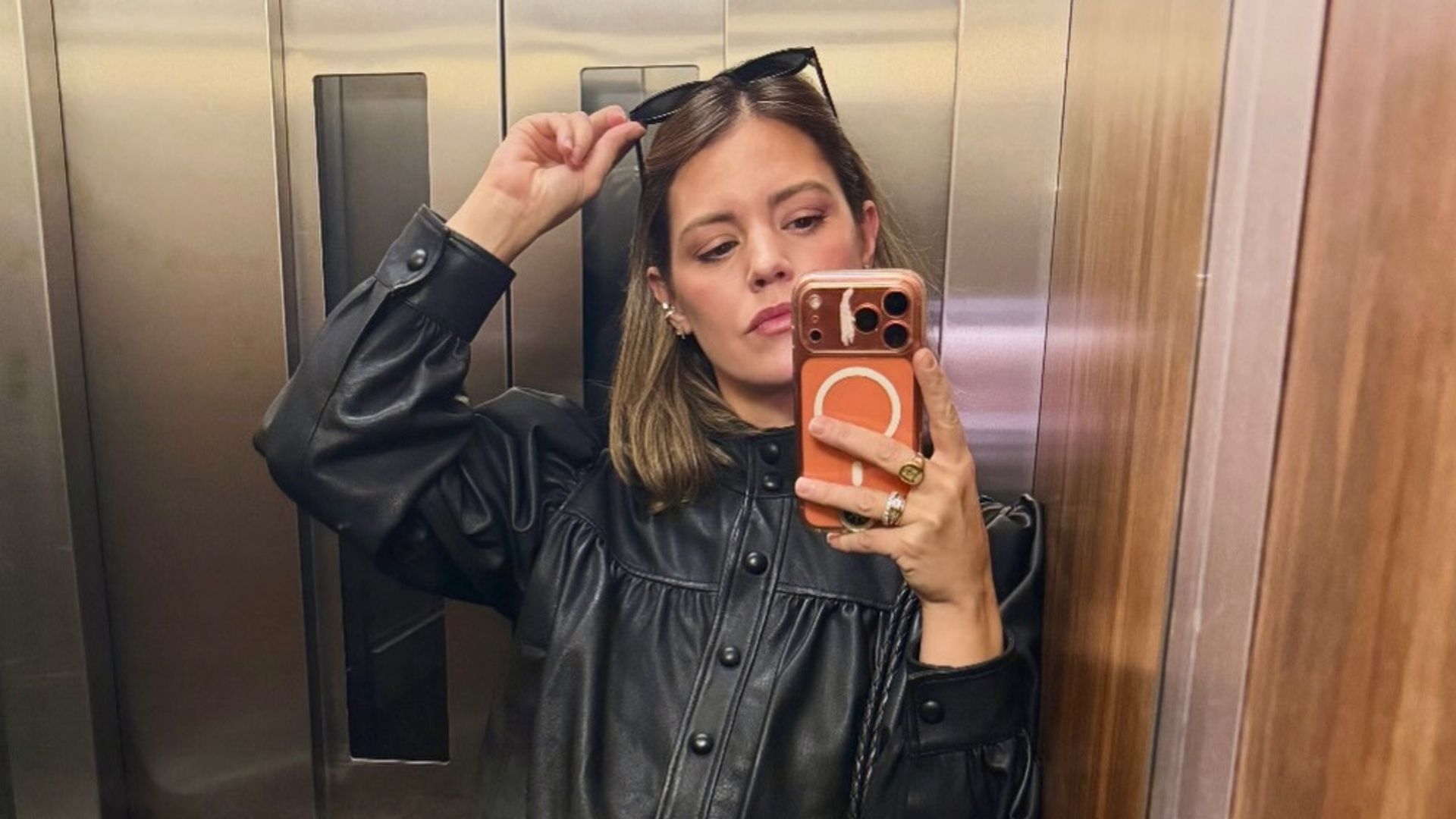Isabelle Junot arrasa en su club de lectura de aristócratas con un atrevido look de cazadora de cuero y falda estampada