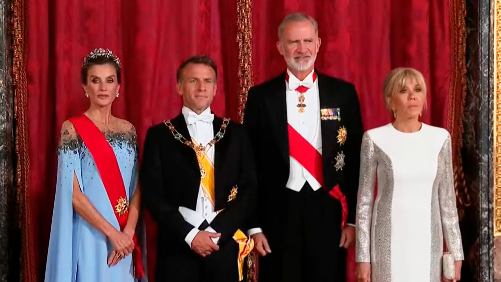 La reina Letizia deslumbra junto al rey Felipe VI ante los Macron: la espectacular diadema floral de diamantes en una noche histórica en Palacio Real de Madrid