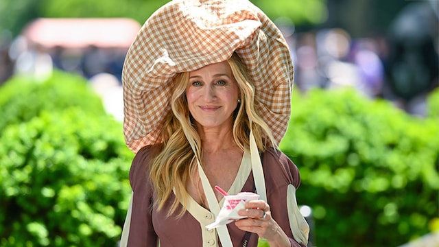 Sarah Jessica Parker y Sarita Choudhury en el rodaje de 'And Just Like That...'