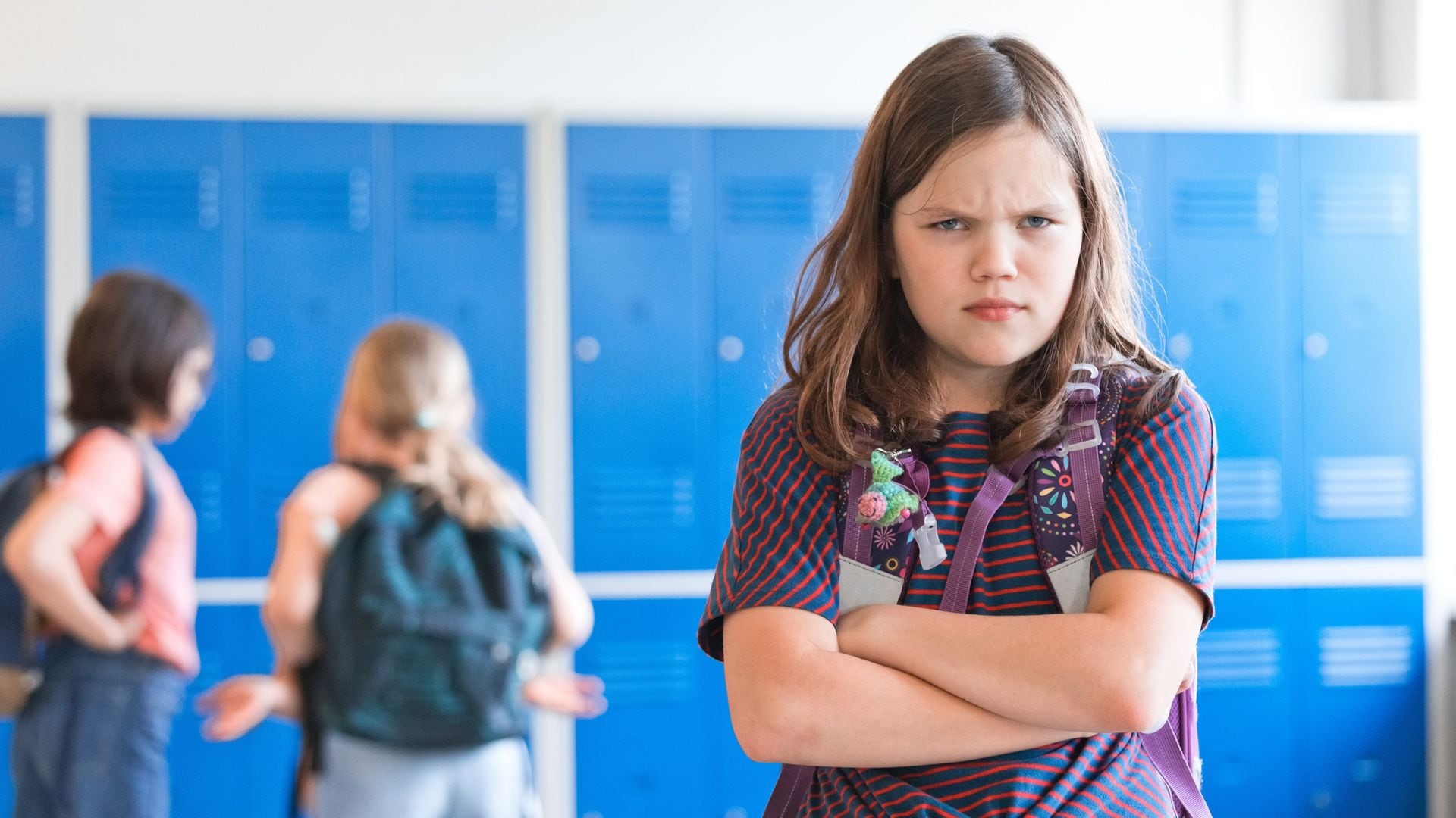 Niña enfadada en el colegio