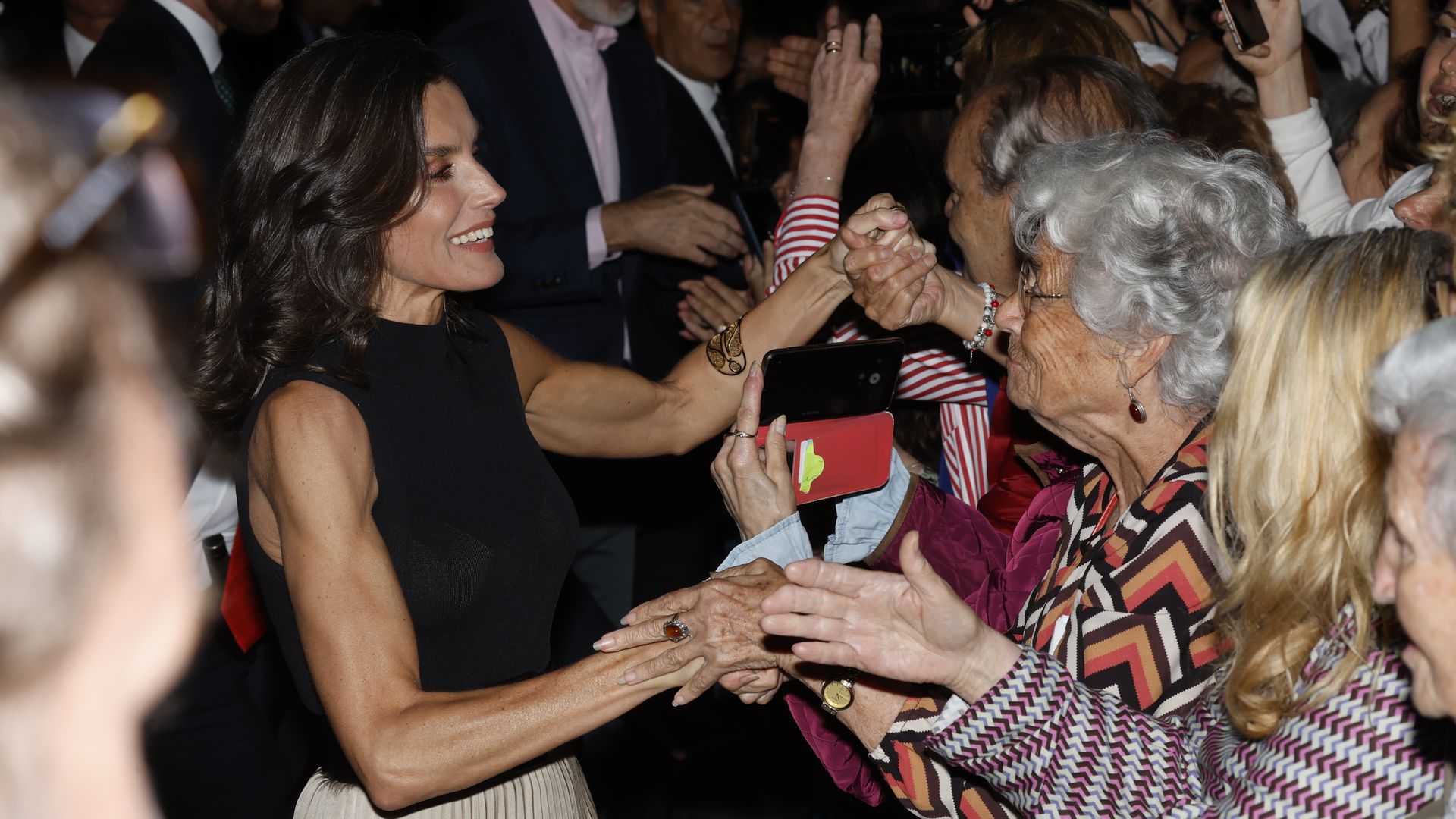 Los Reyes saludando antes de la actuación de Ara Malikian por el aniversario de la proclamación de Felipe VI