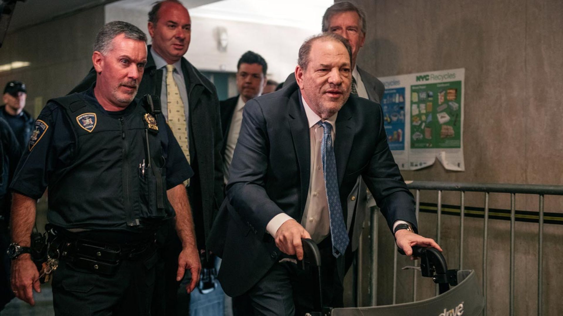 Harvey Weinstein pasa la noche en el hospital tras su condena y las reacciones no se hacen esperar