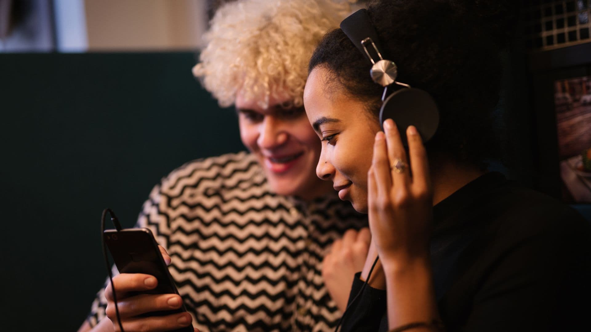 Dos amigos escuchando música