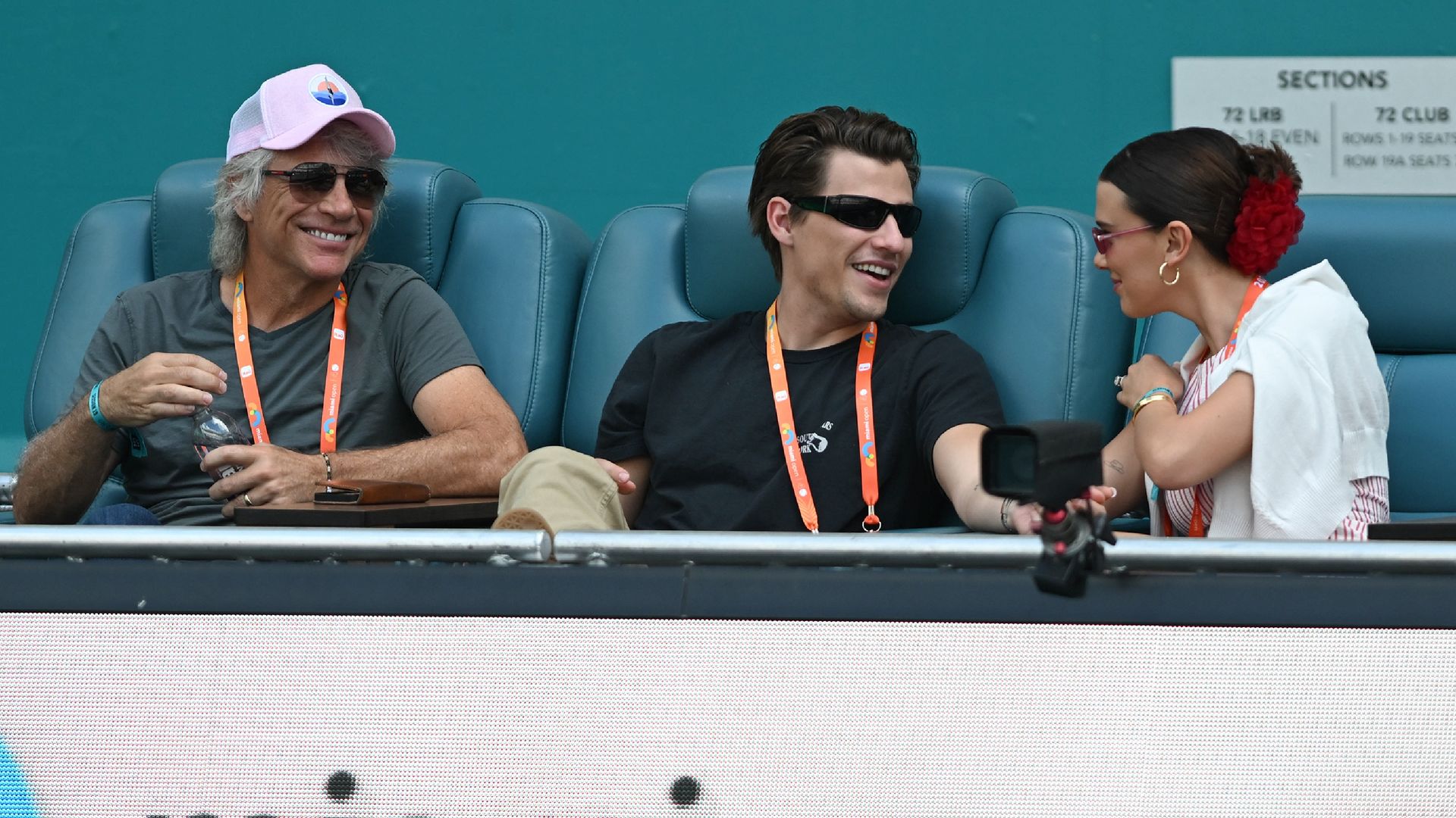 Millie Bobby Brown disfrutó del partido junto a su esposo, Jake Bongiovi y su suegro Jon Bon Jovi.