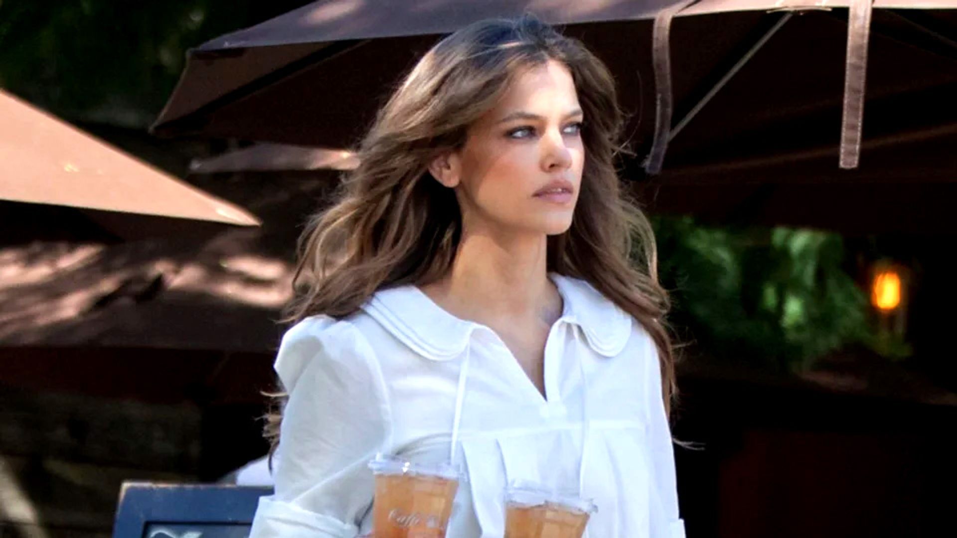 Barbara Palvin vuelve a desfilar para Victoria's Secret tras dar a luz y calienta motores con un look de minivestido blanco y botas altas