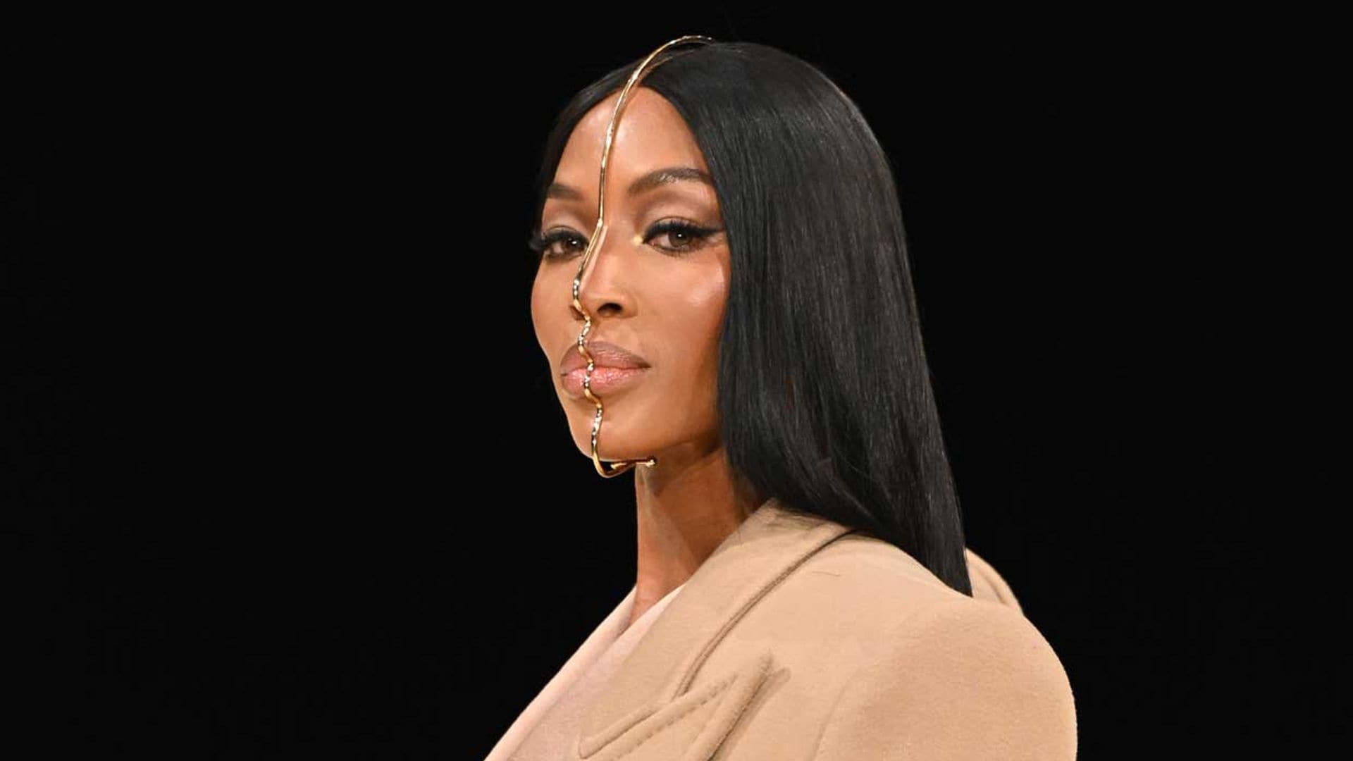 Naomi Campbell vuelve a subirse a la pasarela de la Semana de la Moda de París en el desfile más esperado