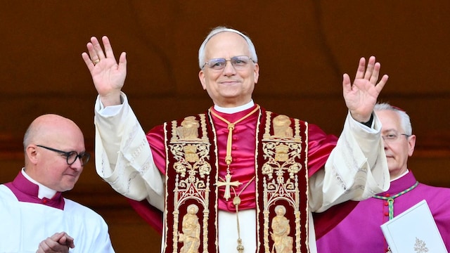 El Papa León XIV, Robert Francis Prevost, saluda a los feligreses desde el balcón de la Basílica de San Pedro