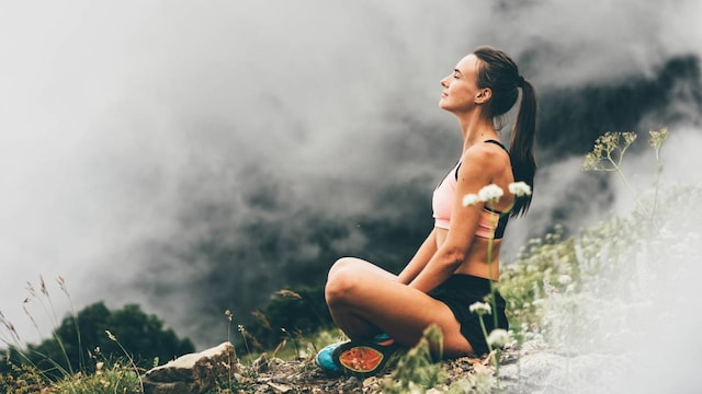 mujer meditando