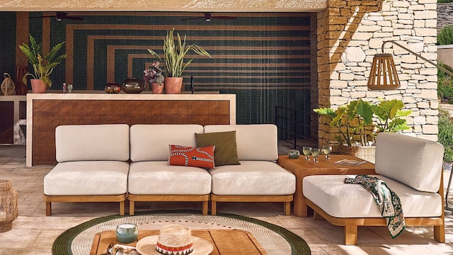 Porche de un jardín decorado por Maisons du Monde, primavera-verano 2025.