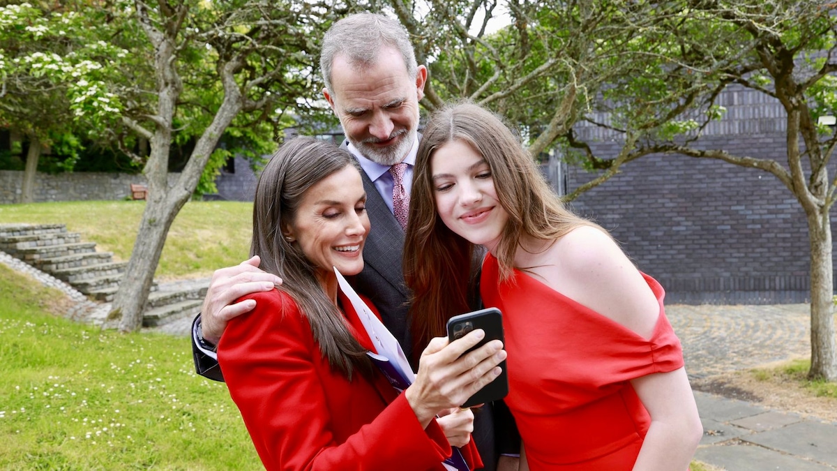 Las últimas horas de la infanta Sofía en Gales: el abrazo de sus compañeros y las fotos de los Reyes junto al resto de padres