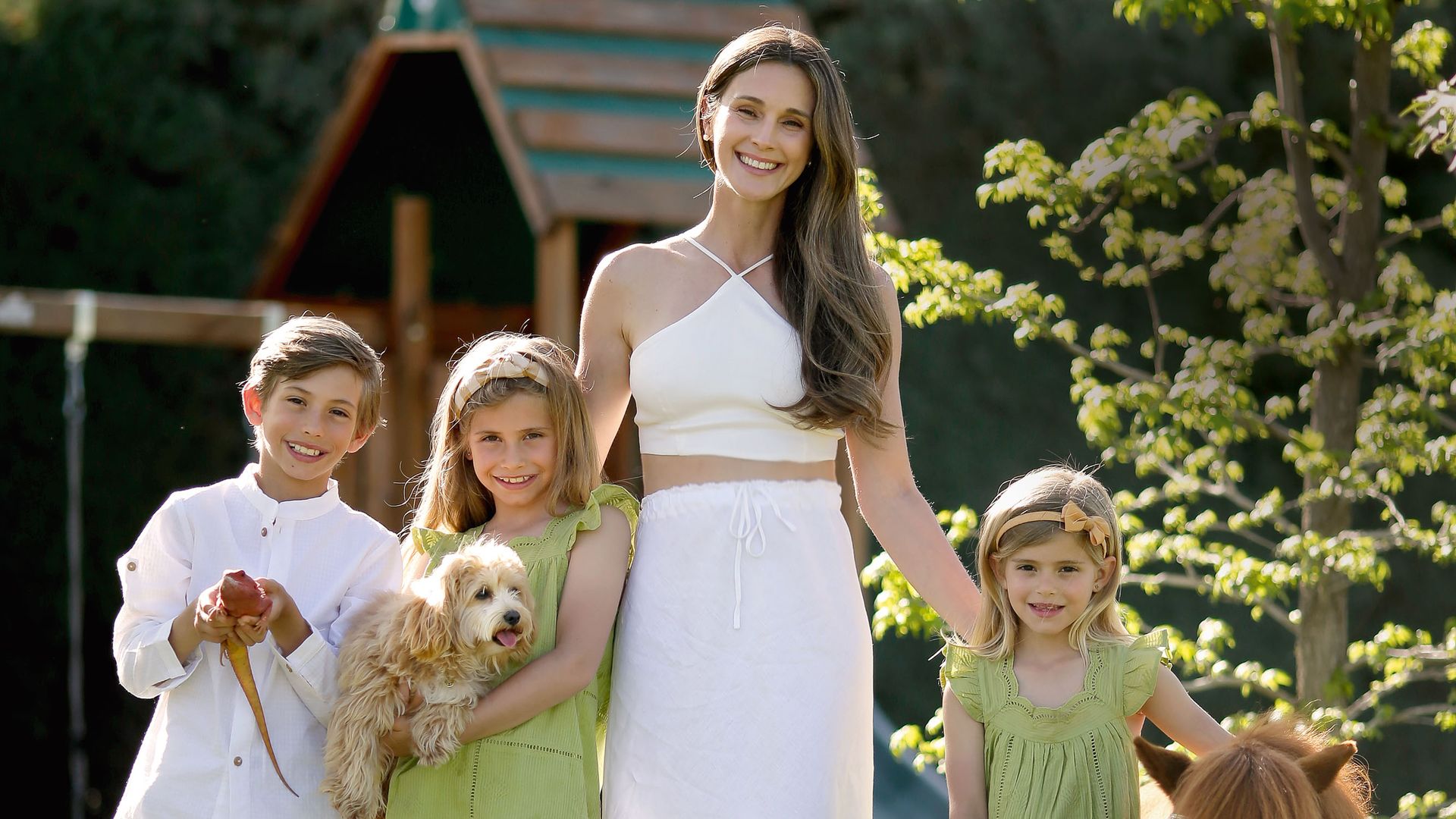 Astrid Klisans, mujer de Carlos Baute, y sus hijos nos enseñan su minigranja en casa: ponis, perros y ¡hasta un dragón!
