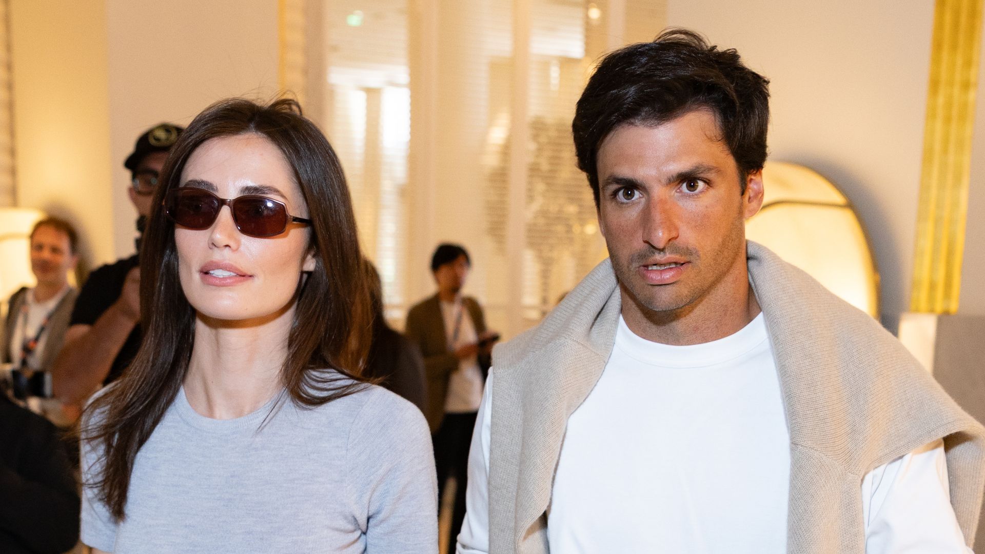 Carlos Sainz Jr. y Rebecca Donaldson llegan a Cannes y derrochan estilazo con looks a juego