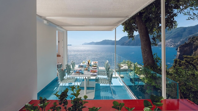 Comedor en terraza con vistas al mar