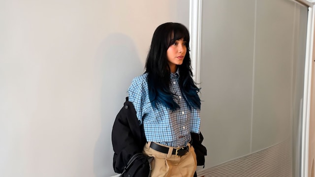 Aitana look años 2000 pelo azul
