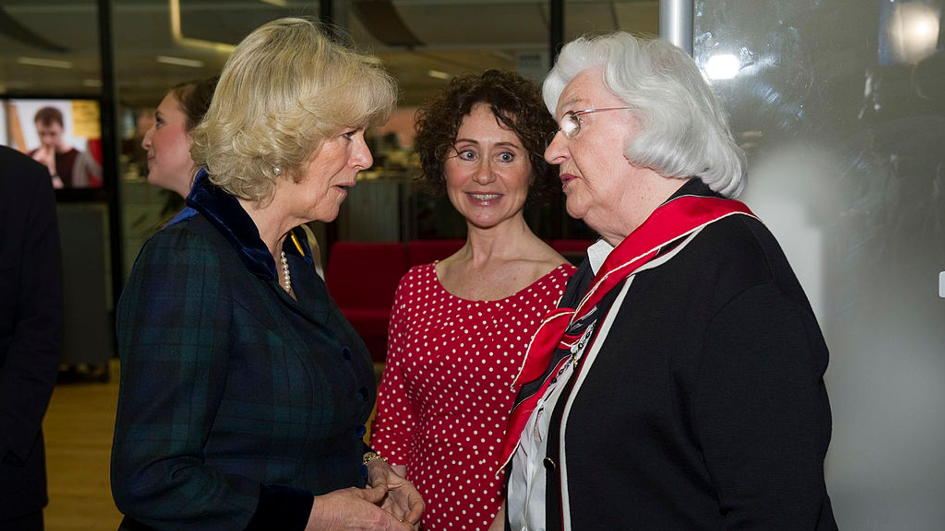 Imagen de archivo de 2011: la entonces duquesa de Cornualles junto a Patricia Greeneen la celebración del 60º aniversario de 'The Archers'