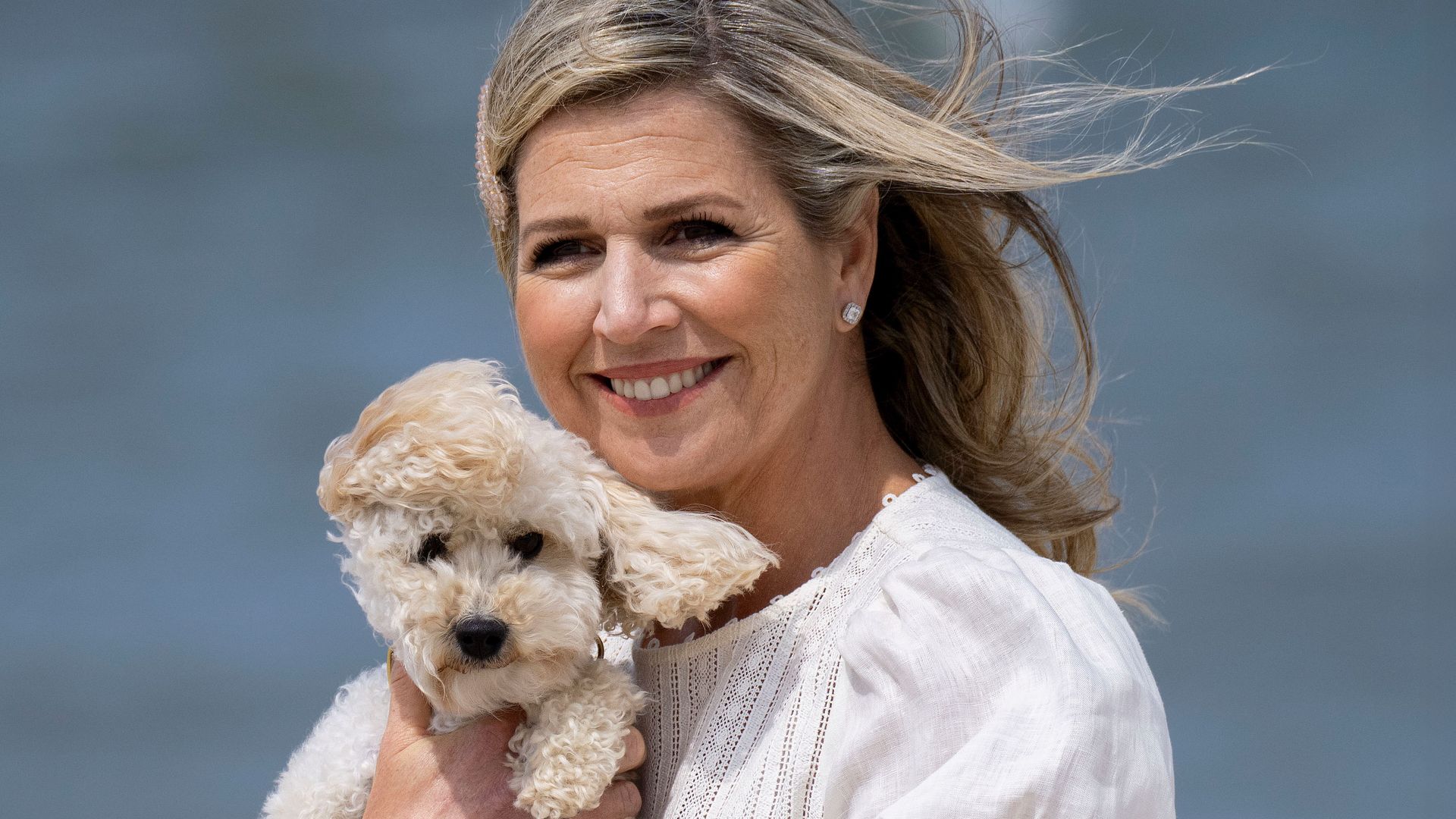 La reina Maxima junto a la mascota de la familia
