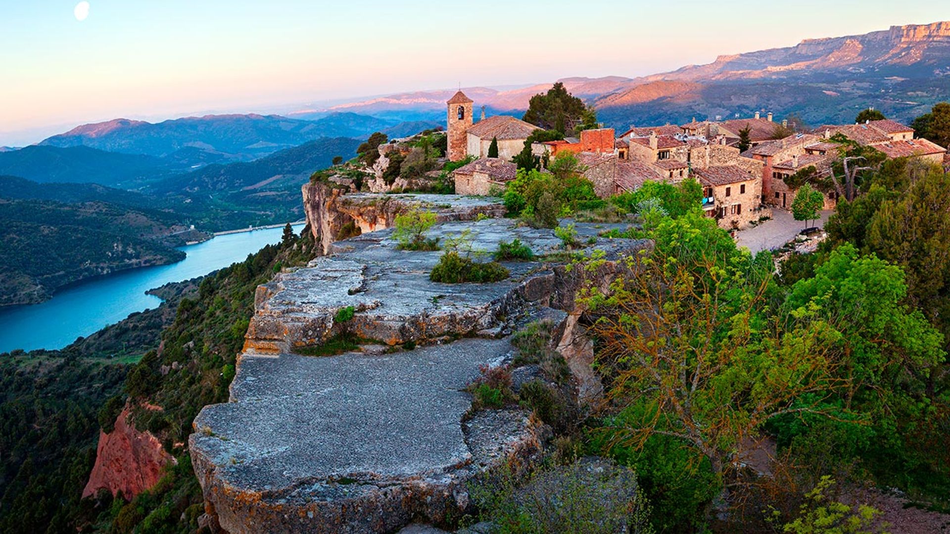 Ermitas, monasterios y santuarios en los lugares más «divinos» de España