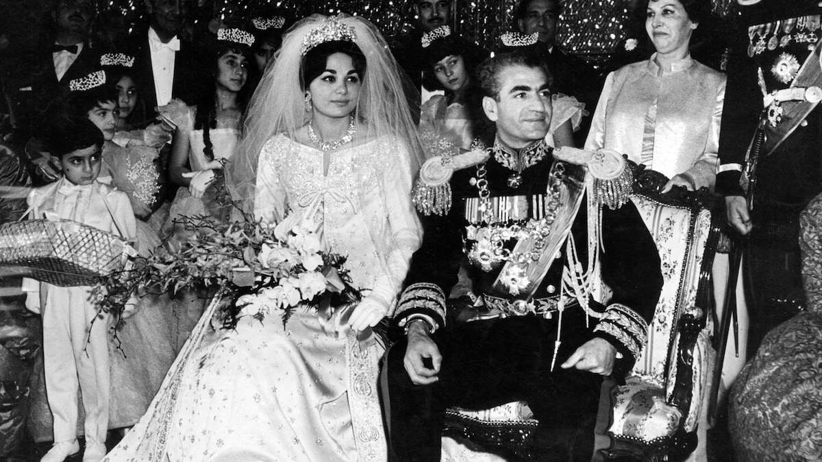 Un vestido de Yves Saint Laurent, el mayor diamante rosa del mundo y 300 kilos de hortensia: recordamos la boda del último Sha de Persia y Farah Diba