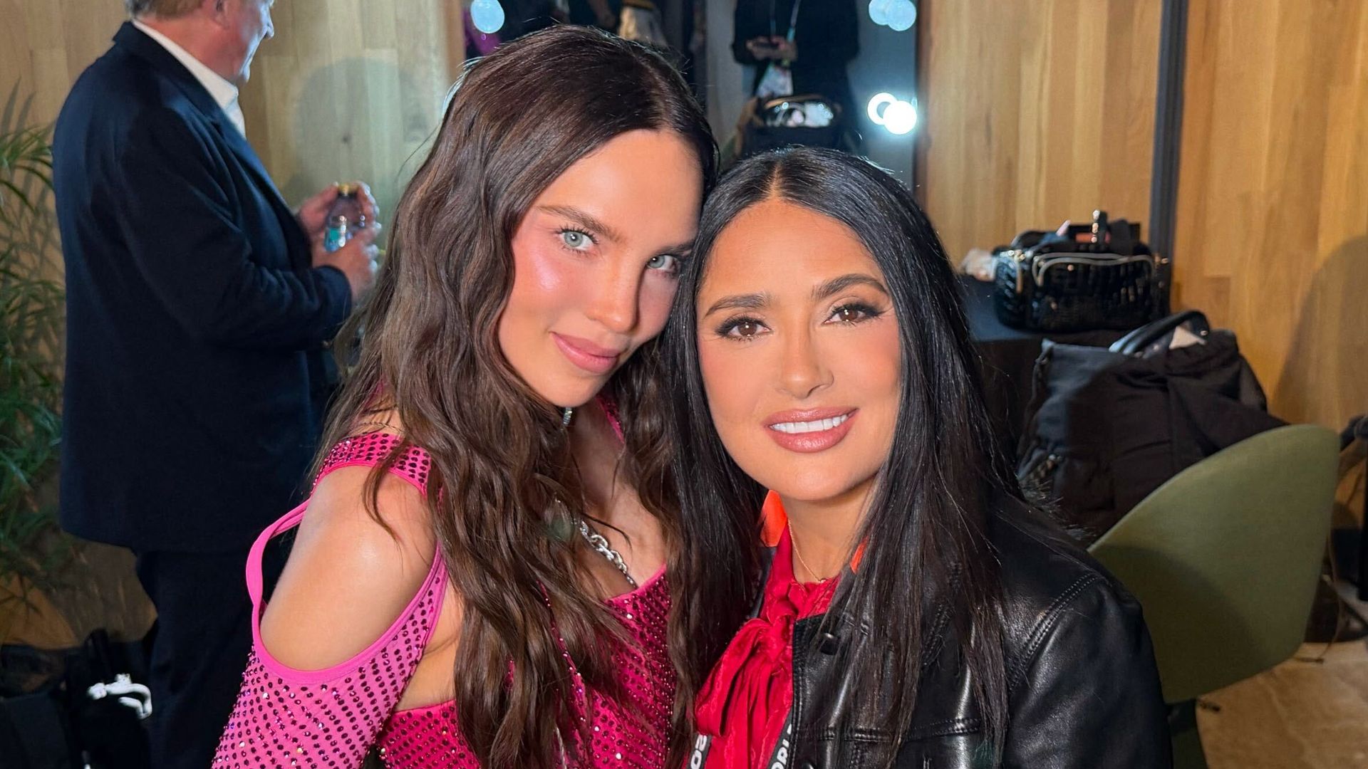 Con la bendición de Salma Hayek, Belinda toma el escenario e