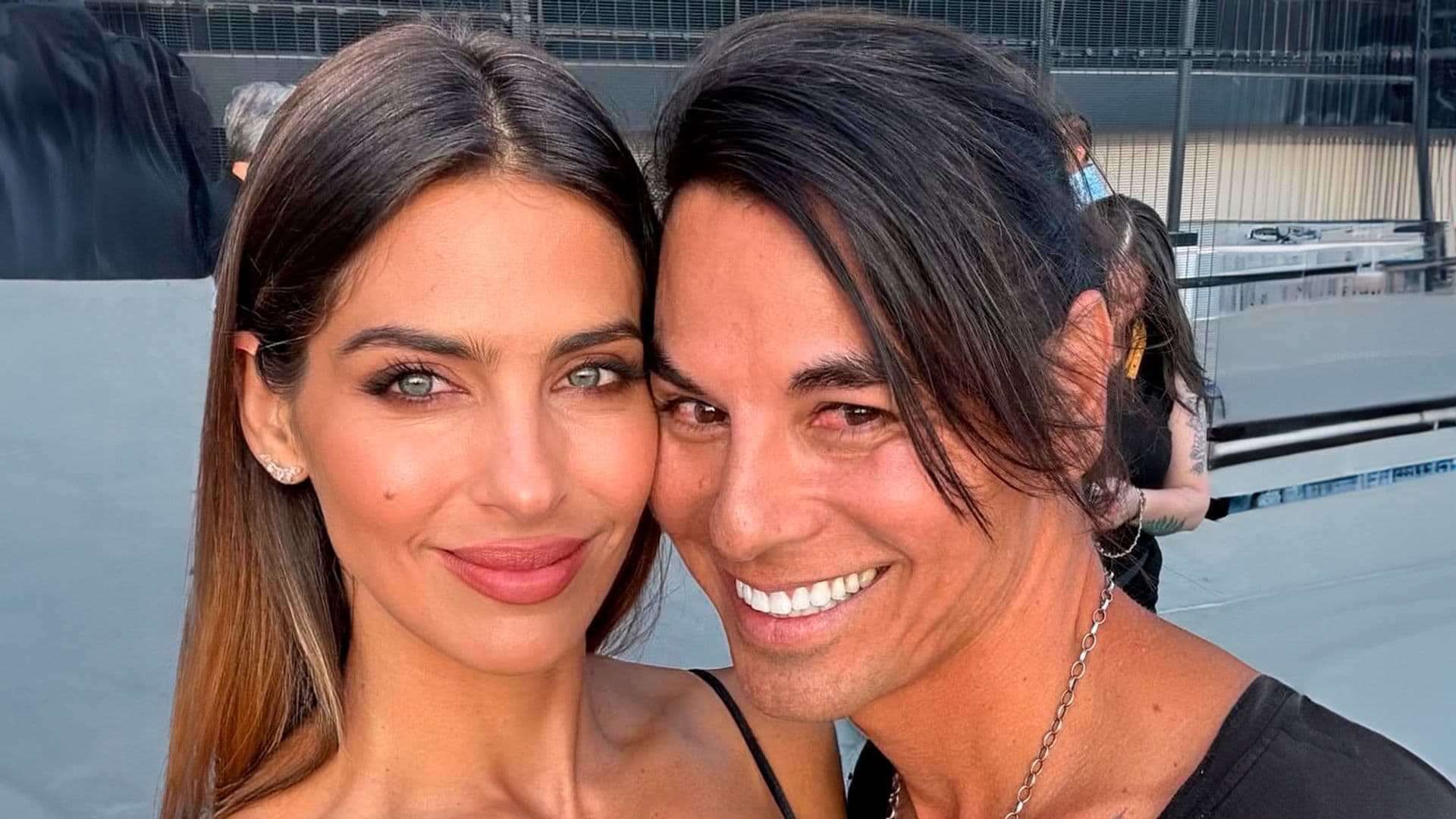 El romántico gesto de Ariadna Romero con Julio Iglesias Jr. en pleno concierto de Coldplay
