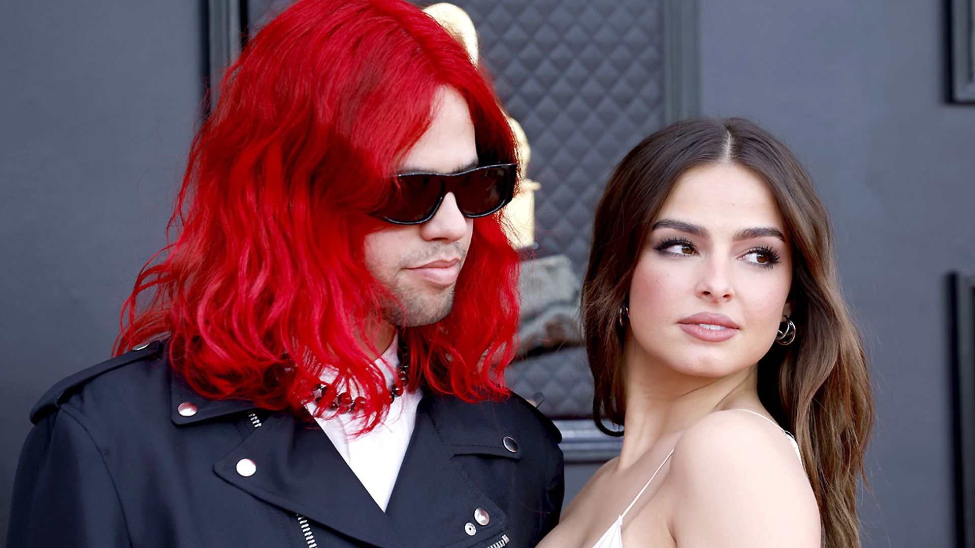 Addison Rae presenta a su novio en la alfombra roja de los Grammy
