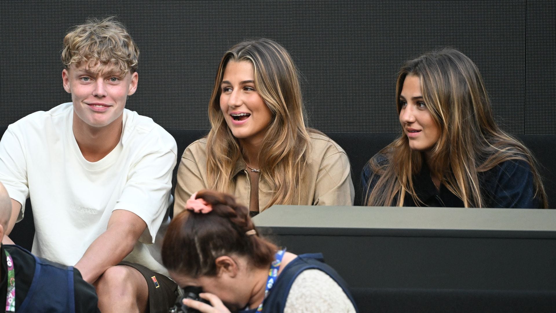 Cruz Hewitt, el hijo de Lleyton Hewitt con Myla y Charlene, las hijas de Roger Federer, en el Abierto de Australia