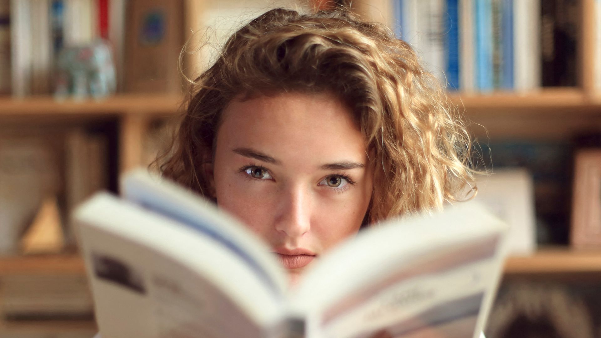 Adolescente con un libro