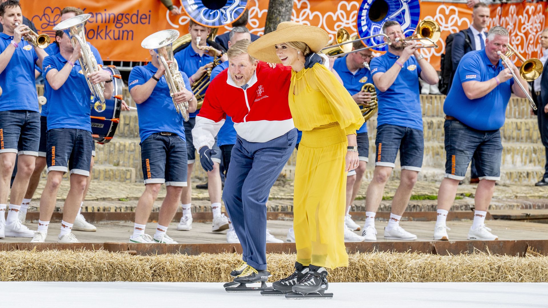La imagen más insólita de Máxima de Holanda en el Día del Rey: patinando sobre hielo, con pamela y abrazando a su esposo