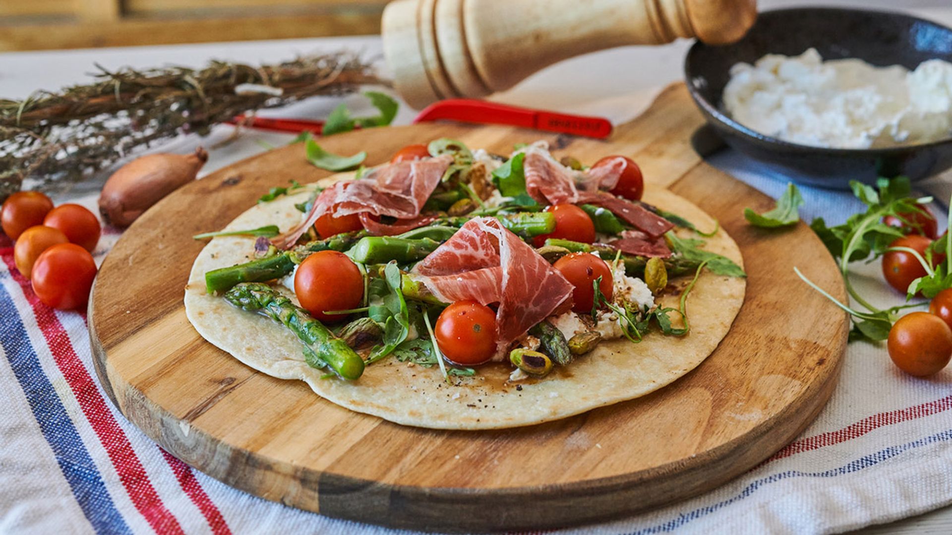 Piadina con jamón ibérico y espárragos