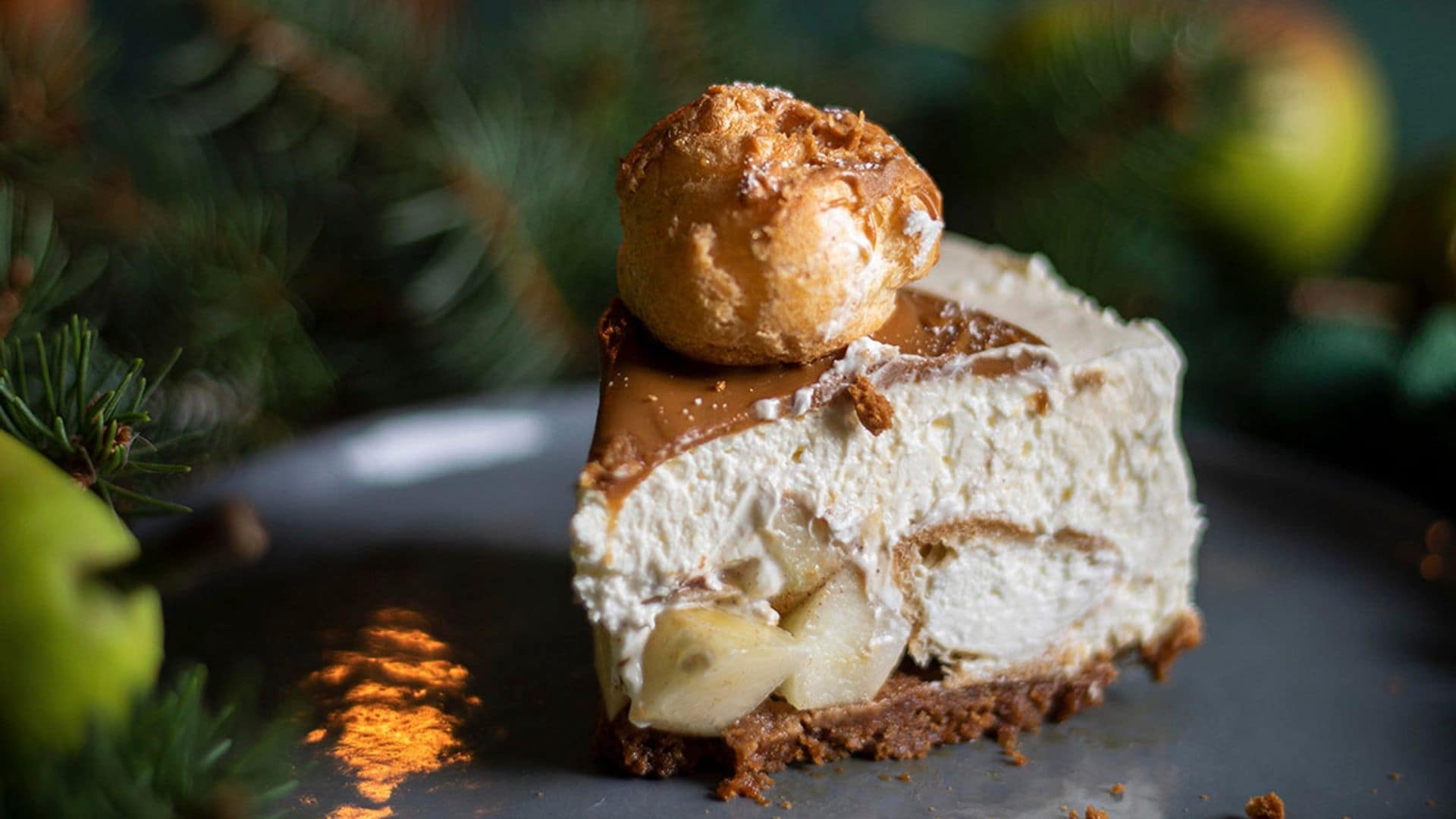Tarta de nata y pera con crema de galletas Biscoff