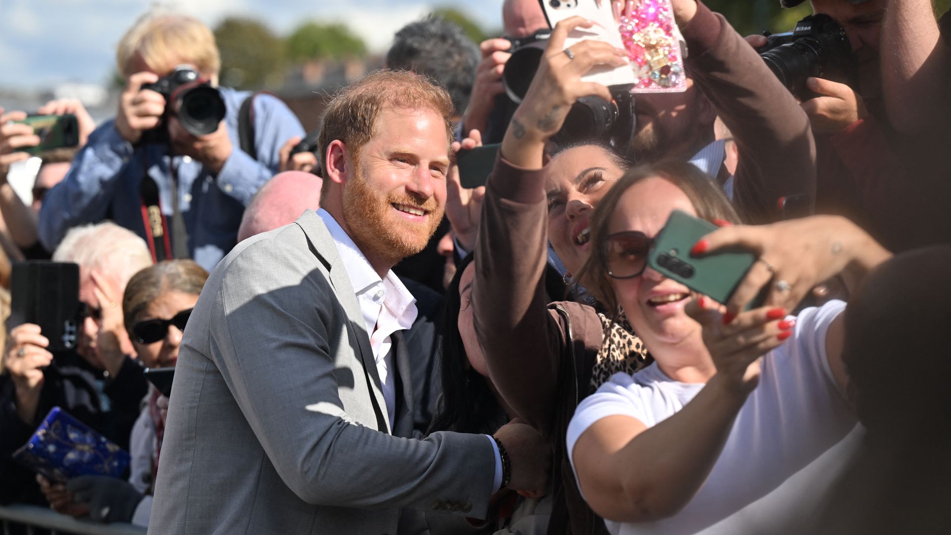 Harry se da un baño de masas en Reino Unido mientras el príncipe Guillermo sigue con su agenda por separado