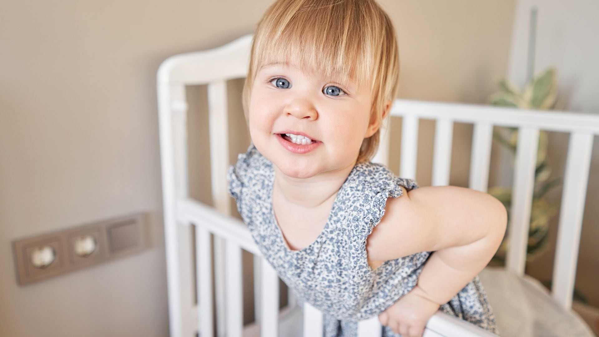 Bebé de 18 meses en su cuna 