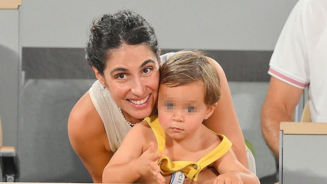 Mery Perelló con su hijo durante el partido de Rafa Nadal y Carlos Alcaraz del 31 de julio de 2024 en los Juegos Olímpicos de París