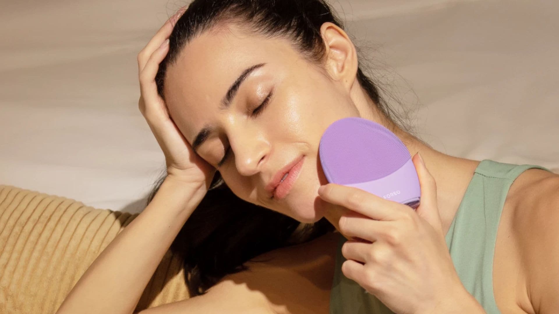 ¡Última oportunidad! El cepillo limpiador de Foreo para piel sensible sigue a mitad de precio