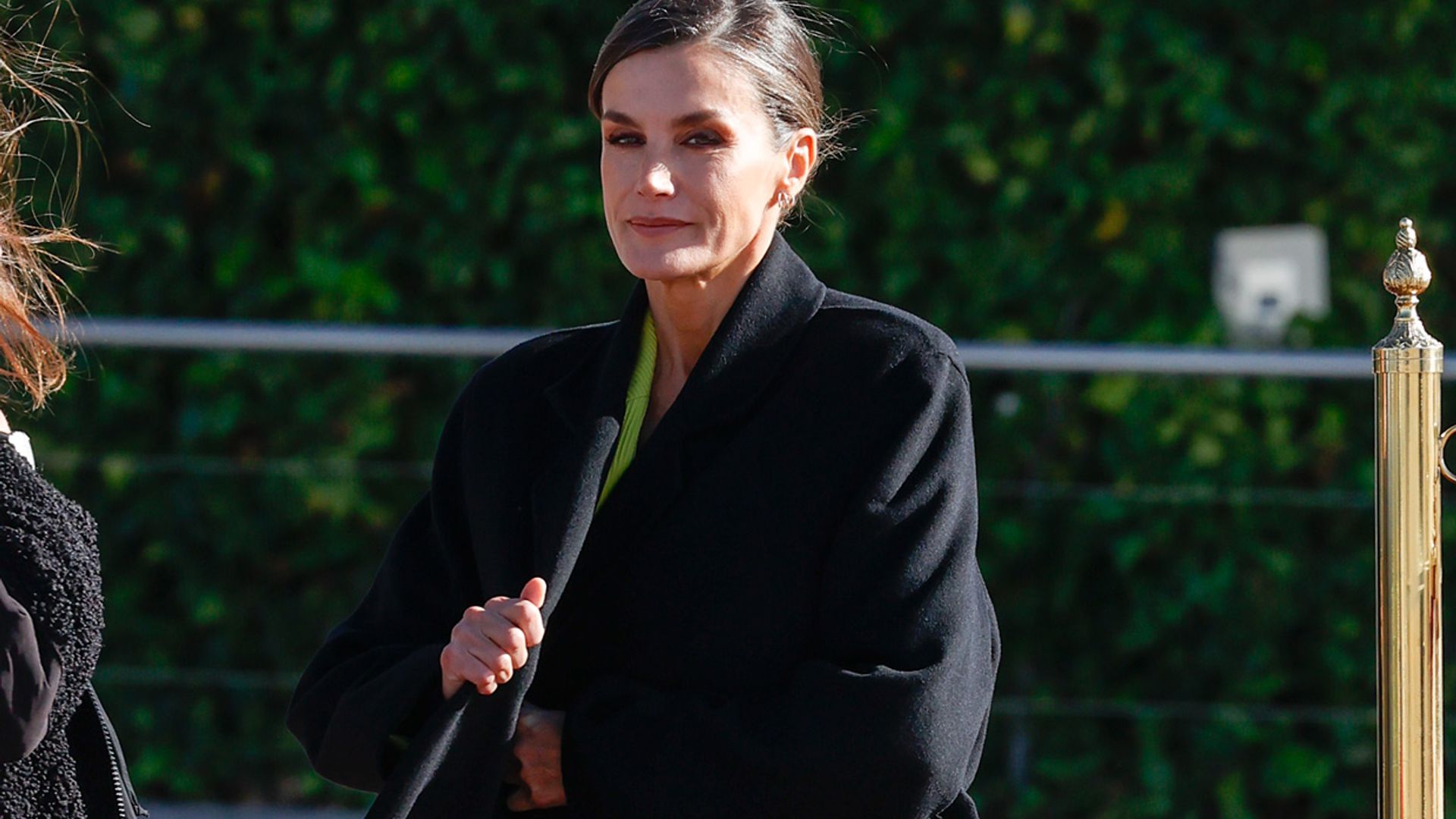 La reina Letizia innova con su look de viaje:  abrigo 'oversized' y una chaqueta inesperada