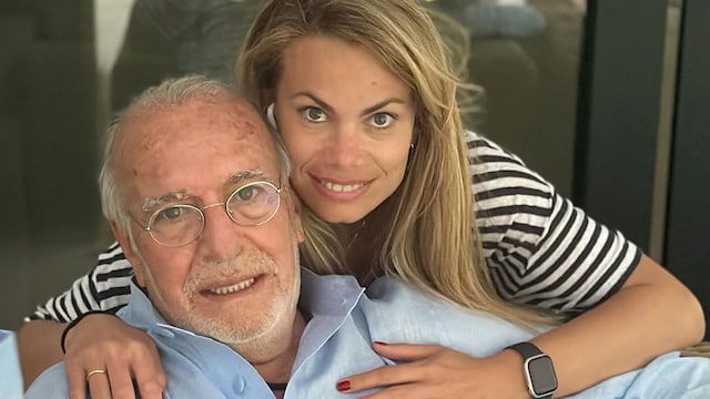 Carla Goyanes, junto a su padre Carlos.