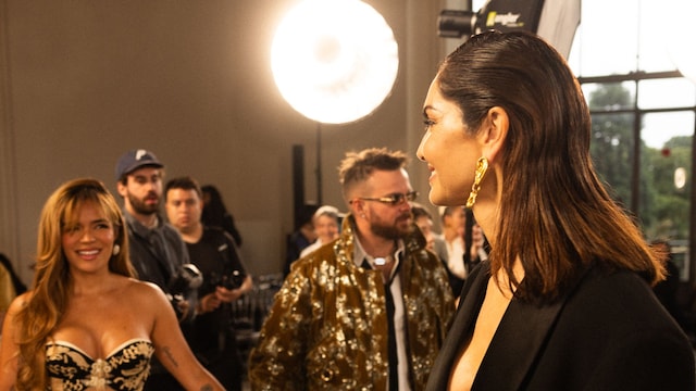 Eugenia Silva y Karol G en el desfile de Schiaparelli