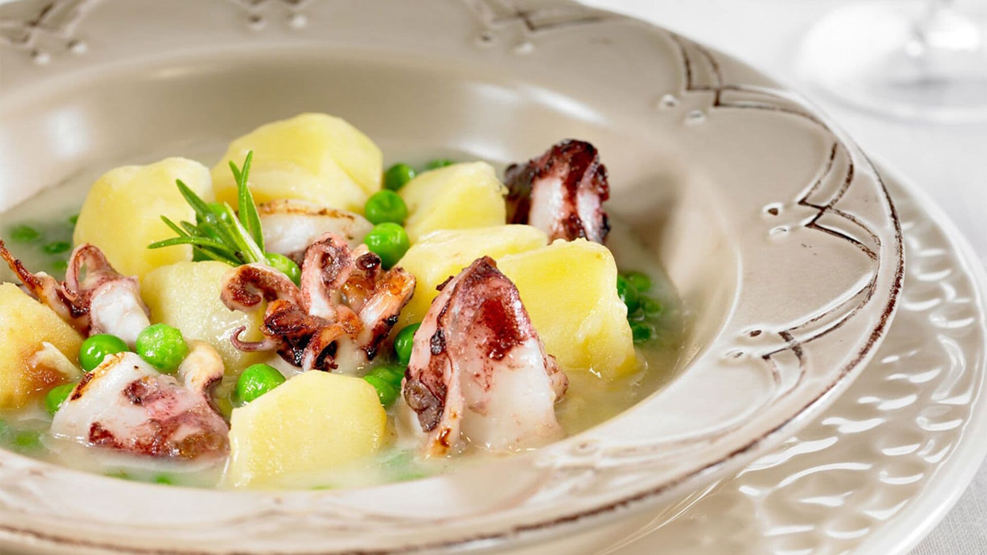 Patatas con chipirones y guisantes