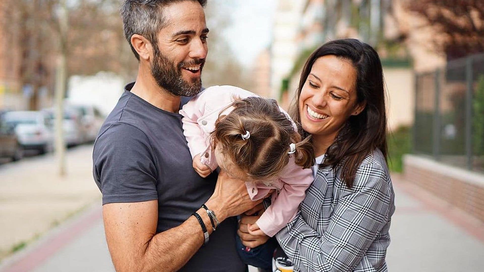 Lola, hija de Roberto Leal, una pequeña artista de 'belly painting' con la tripita de su madre