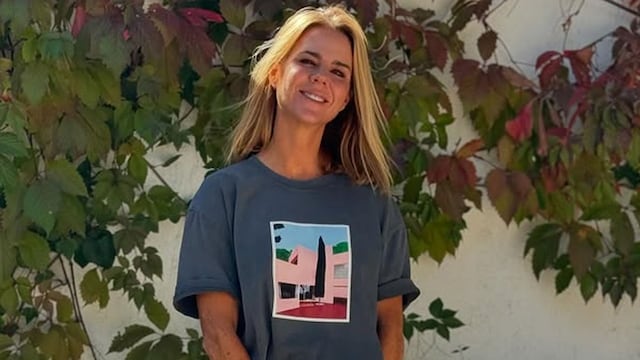 Amelia Bono con camiseta gris y pantalones blancos en su jardín