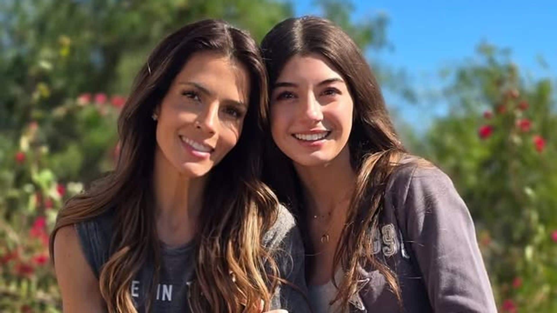 Claudia Álvarez y Kailey Levy interpretan a una madree hija en la película 'Bajo Un Fuego'.