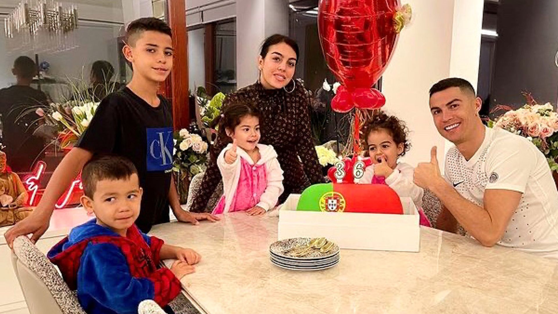 'Te queremos infinito’, Georgina se emociona con Cristiano ejerciendo de padrazo (y de entrenador)