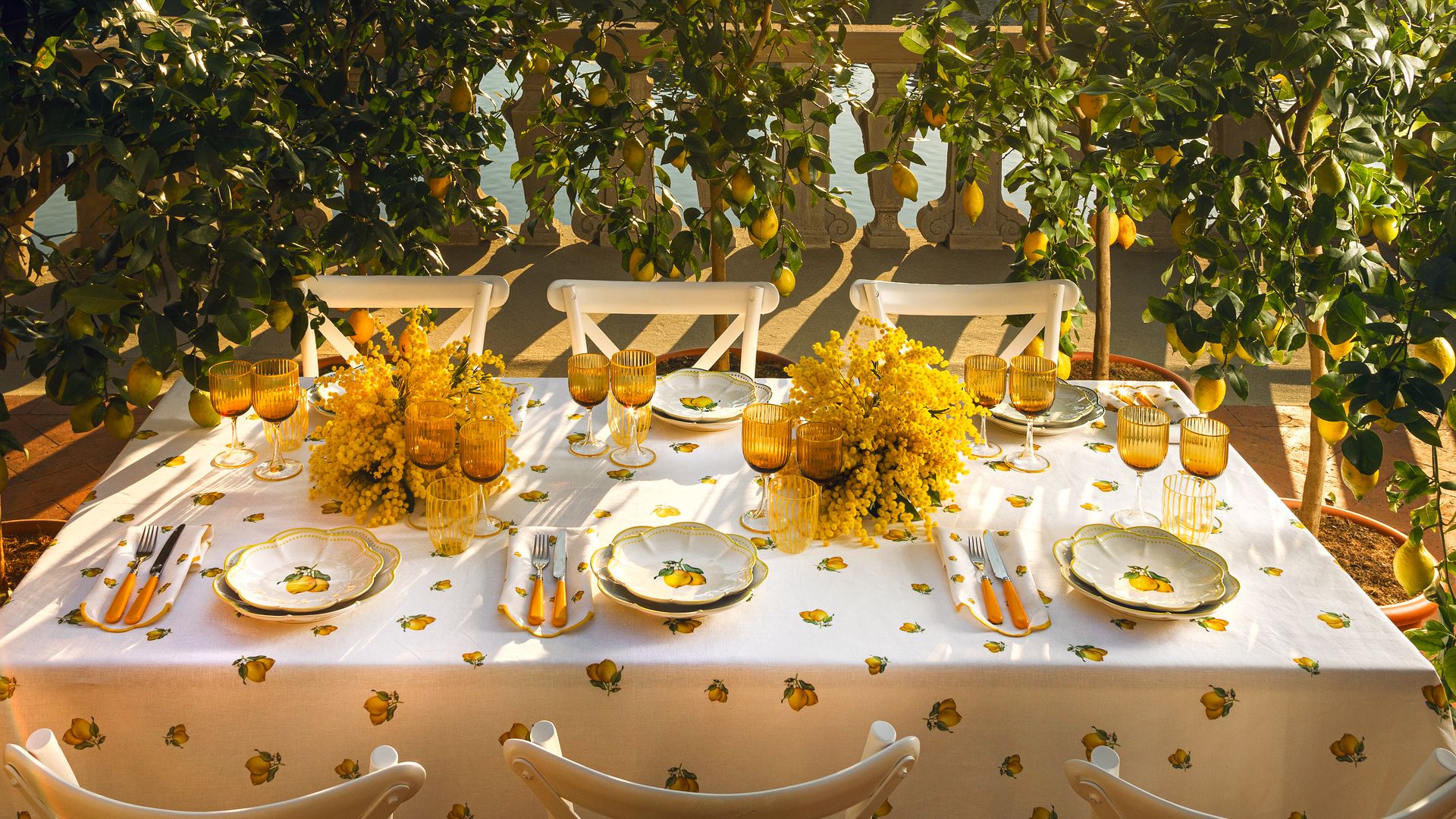 Mesa de comedor vestida con aire fresco