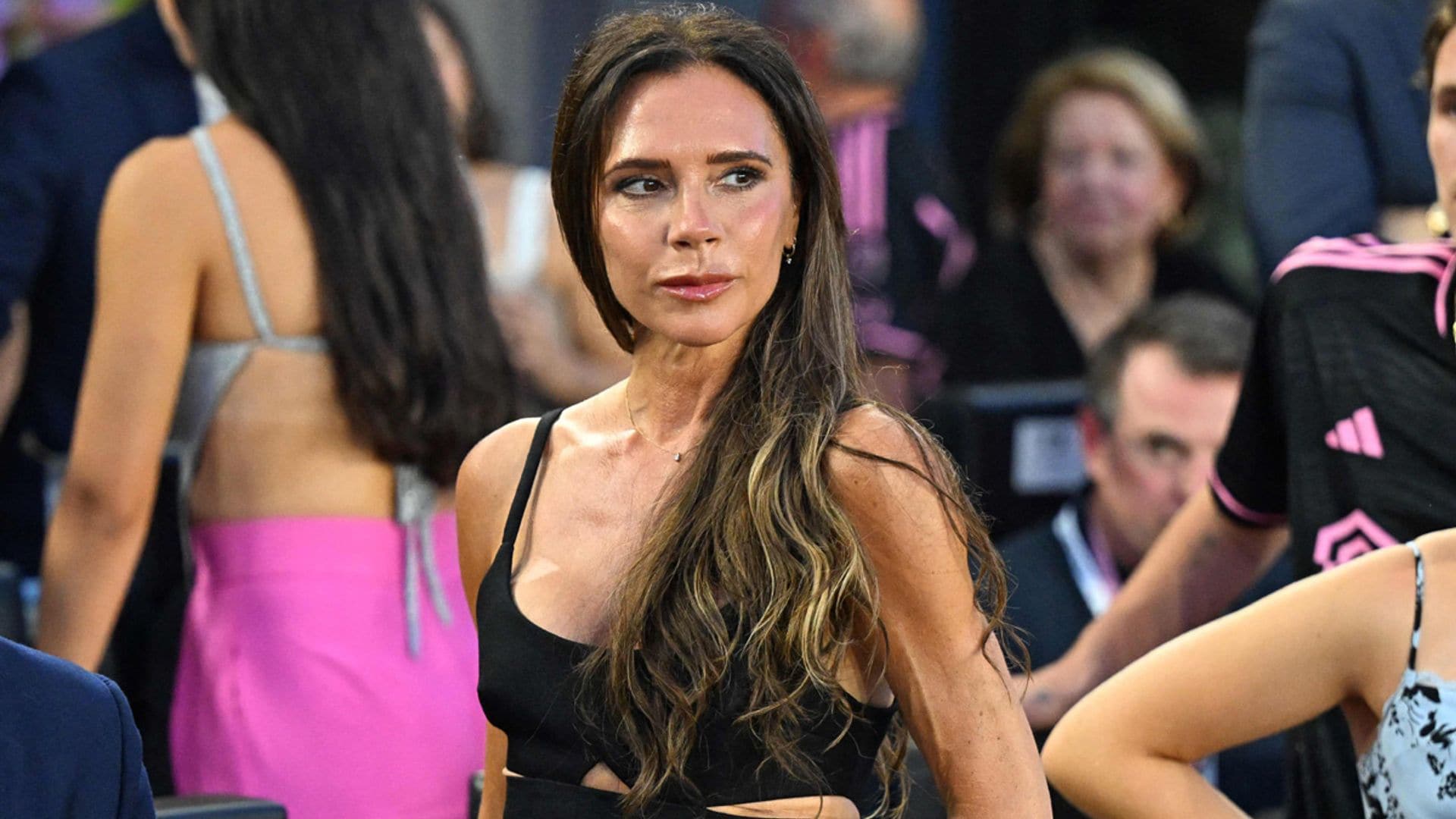 Las botas virales amarillas que han unido a Victoria Beckham y Paris Hilton son las más imprevisibles