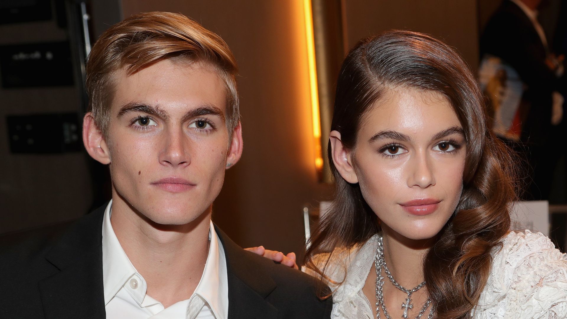 Presley Gerber y Kaia Gerber asisten a los Fashion Media Awards de The Daily Front Row en el Four Seasons Hotel New York Downtown el 8 de septiembre de 2017 en Nueva York