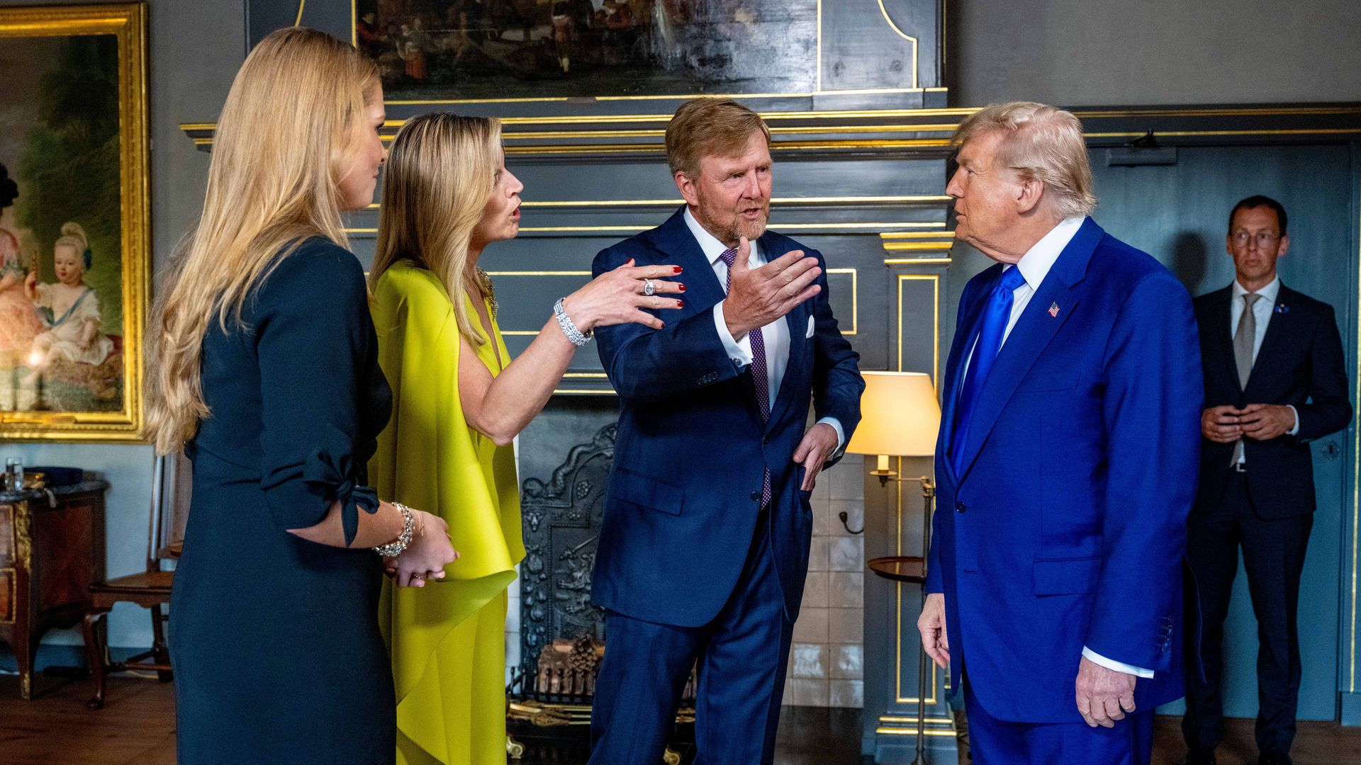 Amalia de Holanda deslumbra en la recepción de los líderes de la OTAN junto a sus padres