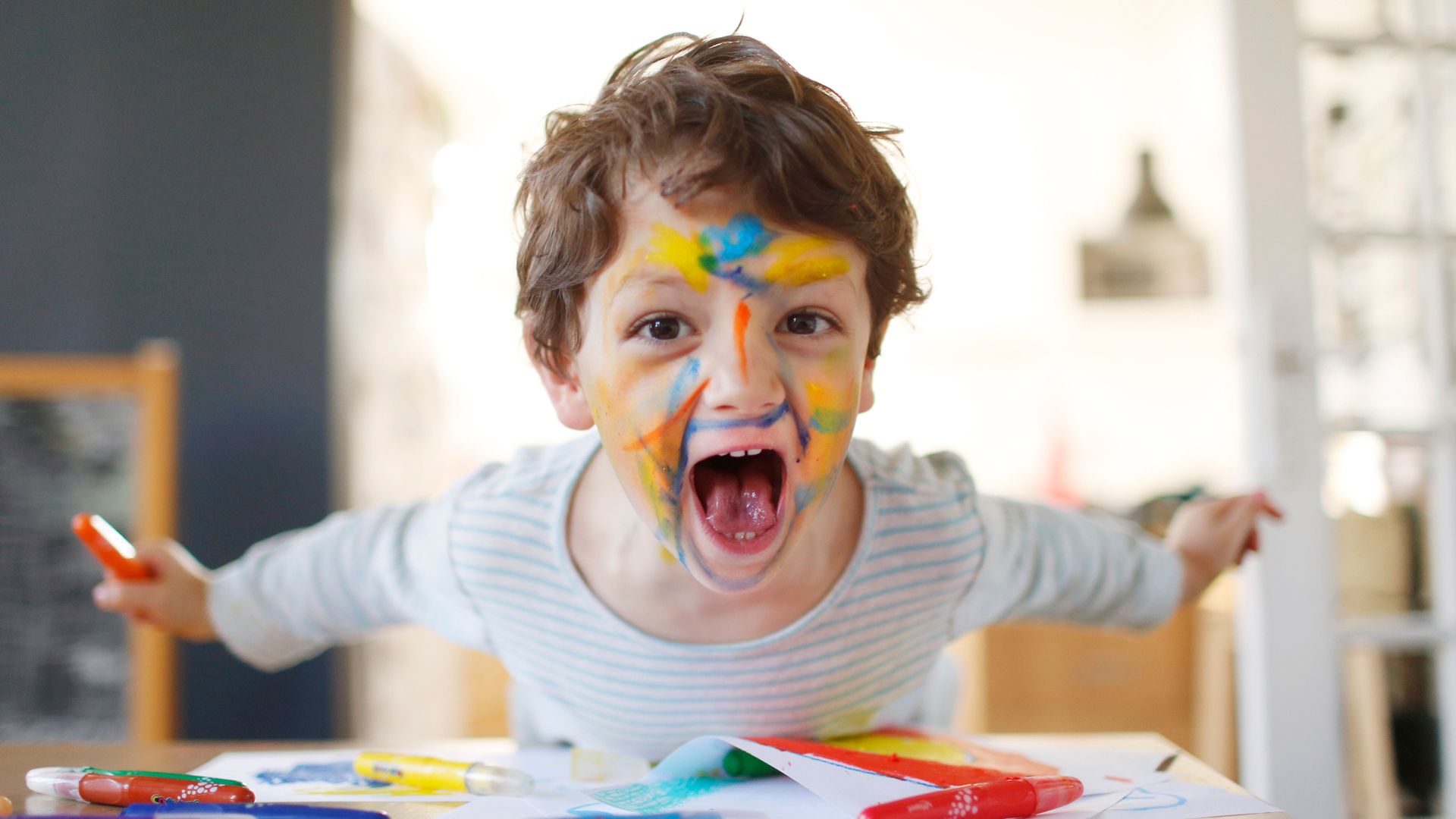 Niño con la cara pintada