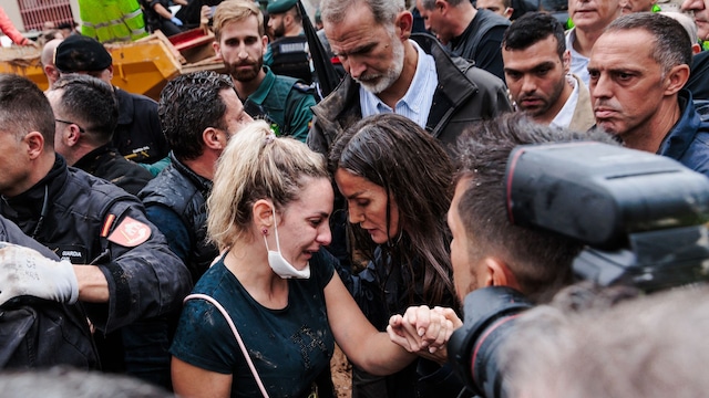 Rey Felipe, Reina Letizia consolando a vecinos afectados por la DANA